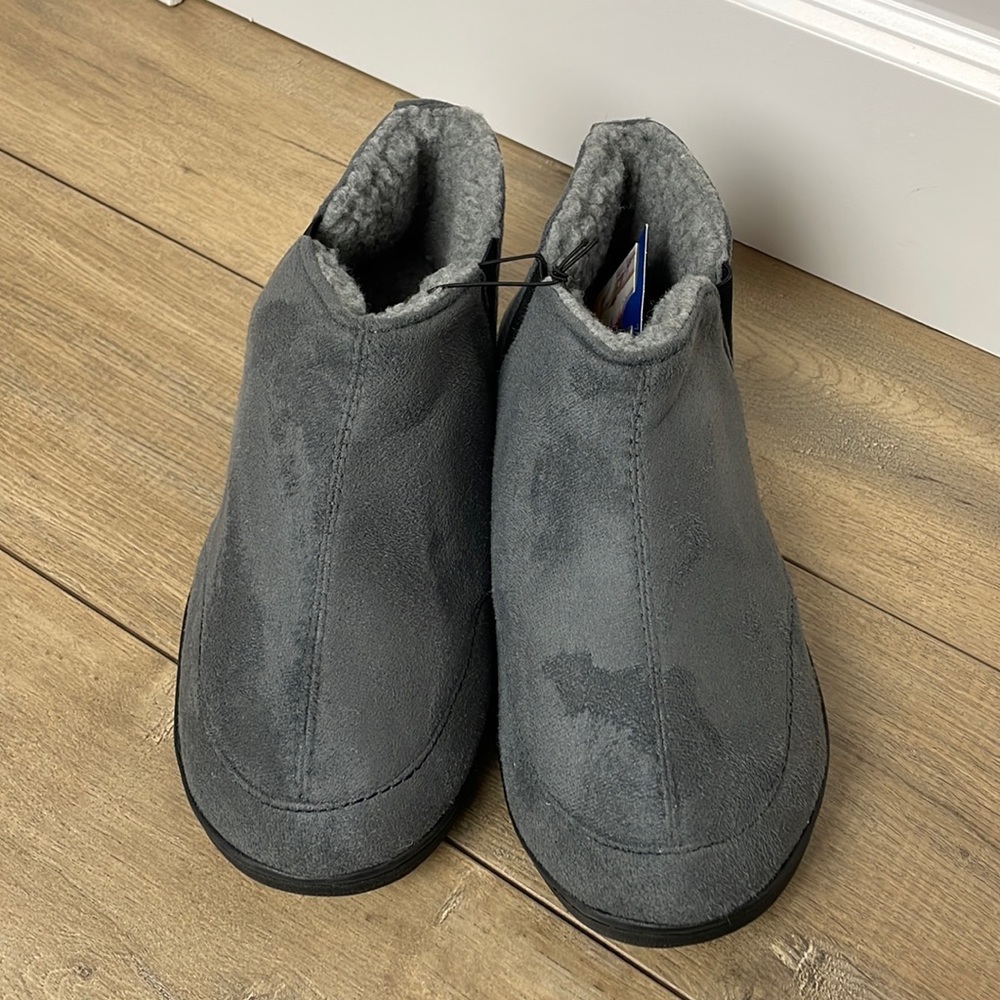 New HomeTop Dark Grey Men’s Soft Sued Slippers With Rubber Bottoms Size 8